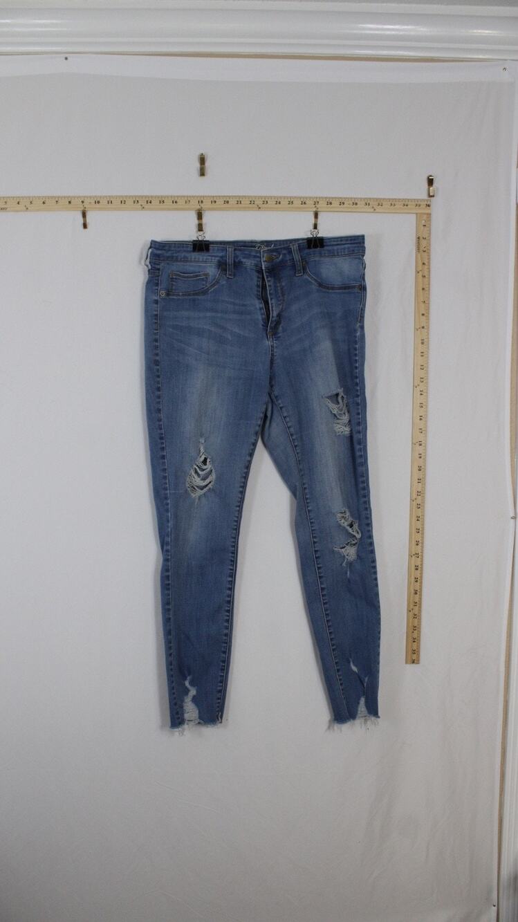 Universal Thread Women 14/32R Skinny Jeans Distressed Light Wash Raw Hem Stretch